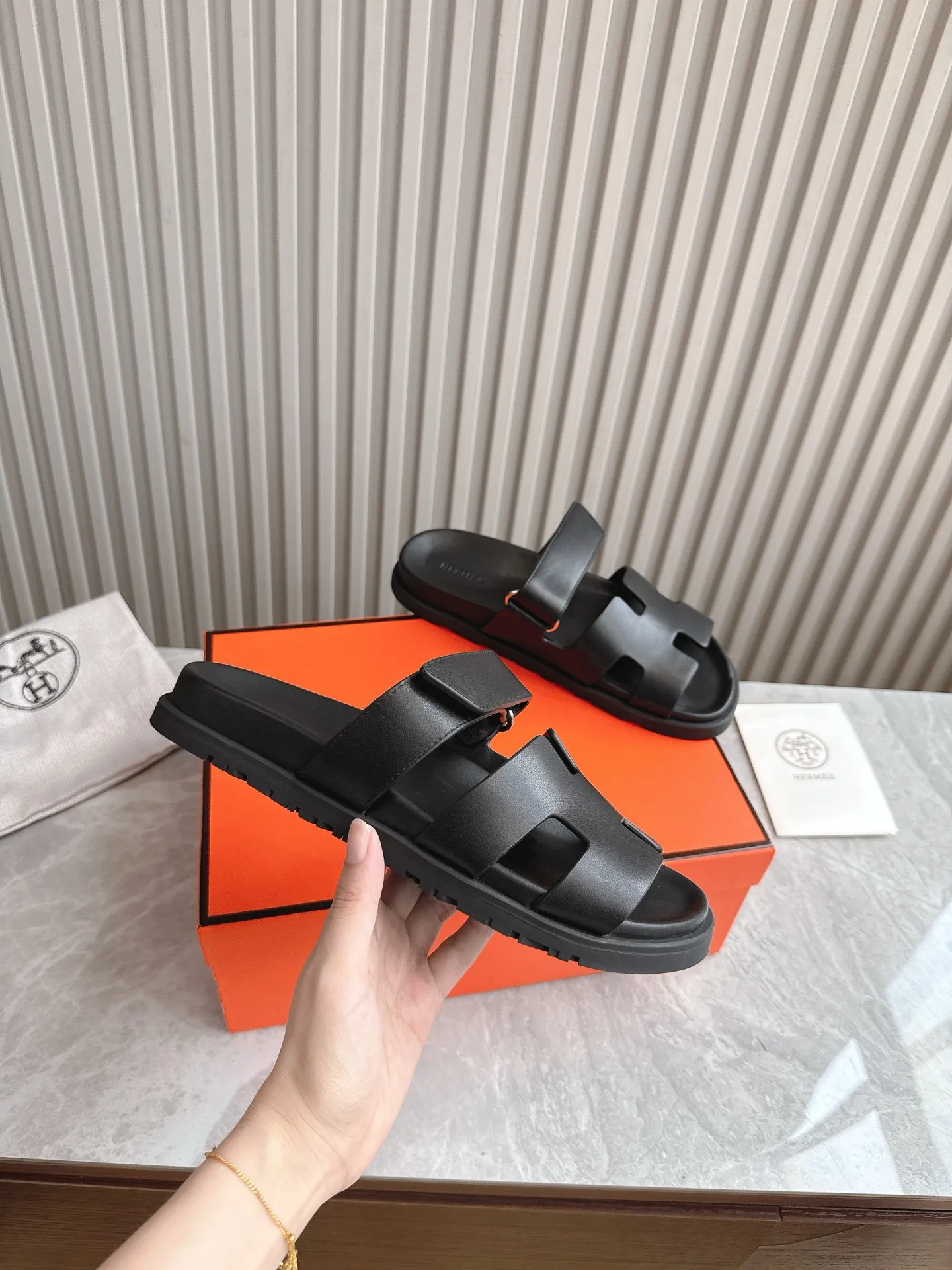p480🐮🐮Couple model (top version) H family 2024 spring and summer new style HERMES Hermes' recently popular couple model pig nose angle sandals and slippers, paired with various colorful socks, popular. Upper: imported original deerskin (the genuine leather edging is not ordinary super migration). Lining: imported genuine leather. Outsole: Tpu non-slip and wear-resistant outsole. Size: Female 35-42 (40/42 non-returnable and non-exchangeable) Male size: 39-45 (45 non-refundable and non-exchangeable)